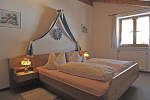 Ferienwohnung Alpenwelt房間的床