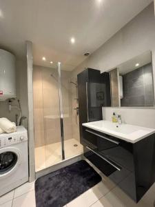 a bathroom with a sink and a washing machine at Appartement Vue Mer Golfe de Saint-Tropez in Sainte-Maxime