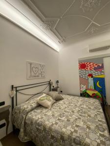um quarto com uma cama e um quadro no tecto em Il Nido da Chiara em La Spezia