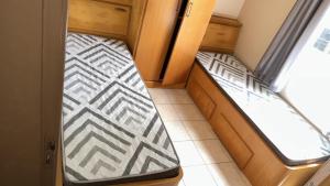 Una pequeña habitación con dos camas en un tren. en AP com Piscina em Porto Belo, en Porto Belo 9 fotos más