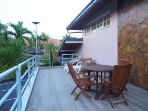 patio con mesa y sillas en el balcón en Let's Chill Pool Villa Pattaya Najomtien42 and Sattahip, en Ban Tao Than