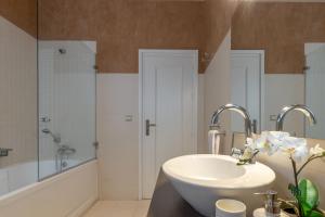 Kúpeľňa v ubytovaní Living4Malaga Majestic Granada Street