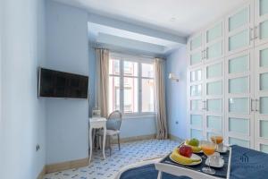 Televízia a/alebo spoločenská miestnosť v ubytovaní Living4Malaga Majestic Granada Street