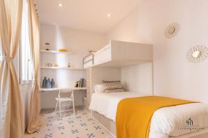 Posteľ alebo postele v izbe v ubytovaní Living4Malaga Majestic Granada Street