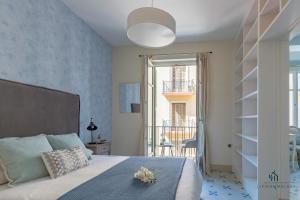 Posteľ alebo postele v izbe v ubytovaní Living4Malaga Majestic Granada Street