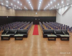 a large auditorium with black leather chairs and a red carpet at Suzuya Hotel Bagan Batu in Bagansinembah