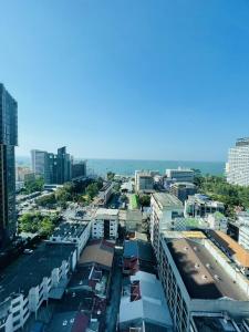 Nespecifikovaný výhled na destinaci Pattaya Central nebo výhled na město při pohledu z apartmánu