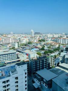 Nespecifikovaný výhled na destinaci Pattaya Central nebo výhled na město při pohledu z apartmánu