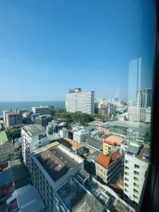 Nespecifikovaný výhled na destinaci Pattaya Central nebo výhled na město při pohledu z apartmánu