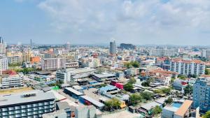 Nespecifikovaný výhled na destinaci Pattaya Central nebo výhled na město při pohledu z apartmánu