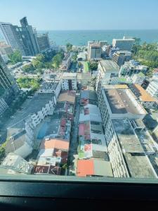 Nespecifikovaný výhled na destinaci Pattaya Central nebo výhled na město při pohledu z apartmánu
