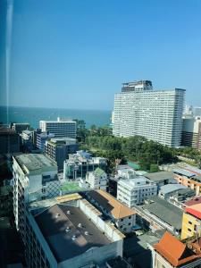 Nespecifikovaný výhled na destinaci Pattaya Central nebo výhled na město při pohledu z apartmánu