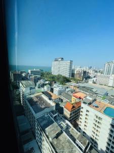 Nespecifikovaný výhled na destinaci Pattaya Central nebo výhled na město při pohledu z apartmánu