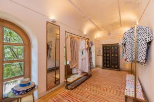 萨瓦伊马多普尔Six Senses Fort Barwara Sawai Madhopur的更衣室配有衣架和镜子