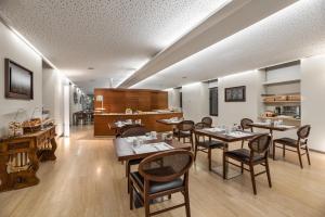 a restaurant with tables and chairs in a room at Eurostars Vía de la Plata in Astorga