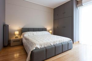 Una cama o camas en una habitación de Deluxe 2 bdrm apartment in Voula