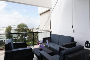 Un balcón o terraza en Deluxe 2 bdrm apartment in Voula
