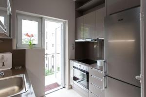 Una cocina o kitchenette en Deluxe 2 bdrm apartment in Voula
