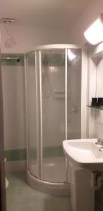 een badkamer met een douche en een wastafel bij Chrysalis Bay in Porto Cervo