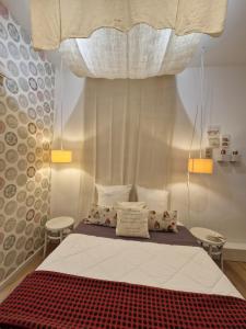 1 dormitorio con 1 cama blanca y 2 taburetes en Maison Brisson en Talence