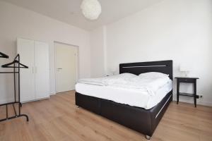 sypialnia z dużym łóżkiem w białym pokoju w obiekcie Air Apartments 3 w Bremie
