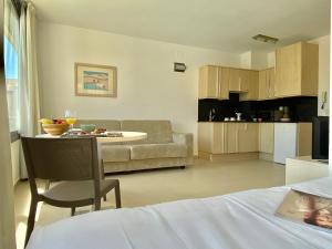 een woonkamer met een bank en een tafel bij Atenea Park Suites & Apartments in Vilanova i la Geltrú