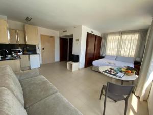 een woonkamer met een bank en een tafel bij Atenea Park Suites & Apartments in Vilanova i la Geltrú