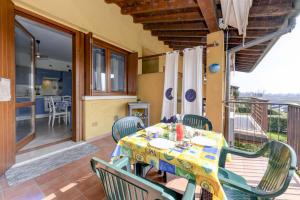 een eetkamer met een tafel en stoelen op een balkon bij Appartamento Al Cascinale in Desenzano del Garda