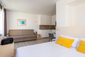 Ein Bett oder Betten in einem Zimmer der Unterkunft Atenea Park Suites & Apartments