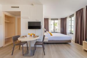 Ein Bett oder Betten in einem Zimmer der Unterkunft Atenea Park Suites & Apartments