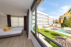 Ein Bett oder Betten in einem Zimmer der Unterkunft Atenea Park Suites & Apartments
