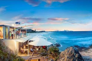 黄金海岸Large Tugun Modern House minutes to the beach的海滩上的海景餐厅