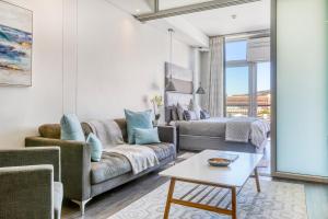 Posezení v ubytování Backup-Powered Elegant Mountain View Apartment