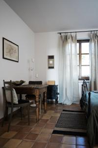 salon ze stołem i oknem w obiekcie Casa Kiko Pecetto w mieście Pecetto