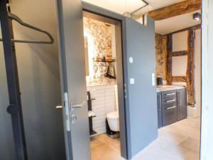 een badkamer met een toilet en een wastafel bij Haus Mandelblüte in Gimmeldingen