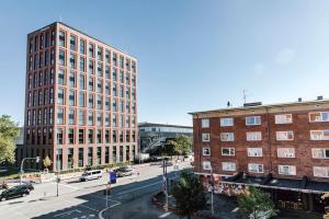 vistas a una calle con 2 edificios altos en Komplett neu: 2-Zi zentral im Altbau. 24h-Checkin, en Kiel