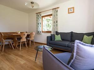 sala de estar con sofá y mesa en Pixnerhof - Ferienwohnung Golden en Ciardes