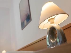una lampada seduta sopra un lavandino di Pixnerhof - Ferienwohnung Golden a Ciardes