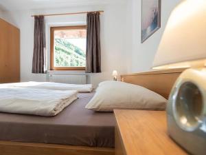 - une chambre avec 2 lits et une fenêtre dans l'établissement Pixnerhof - Ferienwohnung Golden, à Ciardes