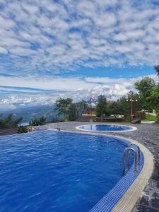 Hồ bơi trong/gần Rupakot Resort