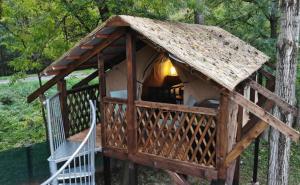 TiszadadaにあるÖko Kemping és Glamping Tiszadadaの茅葺き屋根の木造住宅