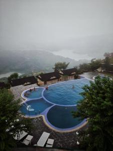 Hồ bơi trong/gần Rupakot Resort