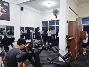 Hotel Bambu Kuning的健身中心和/或健身设施