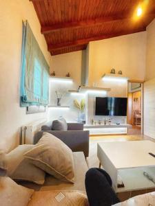 A television and/or entertainment centre at Kathiana cozy apartment