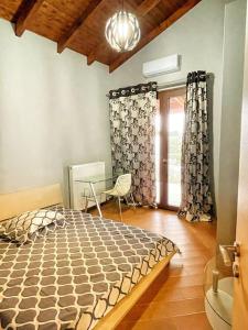 1 dormitorio con 1 cama, 1 silla y 1 ventana en Kathiana cozy apartment, en Kathiana