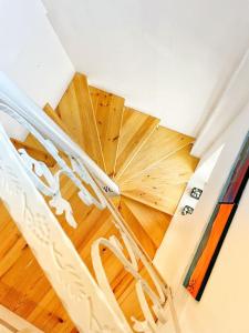 vista su una scala a chiocciola con pavimenti in legno di Kathiana cozy apartment a Kathiana