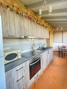 A kitchen or kitchenette at Kathiana cozy apartment