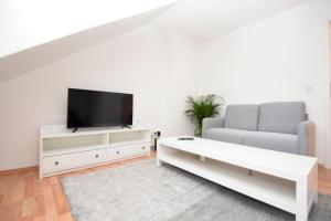 布萊梅的住宿－Air Apartments 6，白色的客厅配有电视和沙发