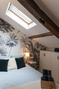 a bedroom with a bed and a skylight at Maison dans le centre historique pour 6 personnes avec terrasse et parking in Pau