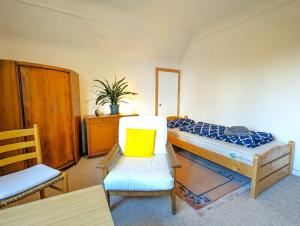 1 dormitorio con 1 cama y 1 silla en Monteur-Wohnung Ahrensburg, en Ahrensburg